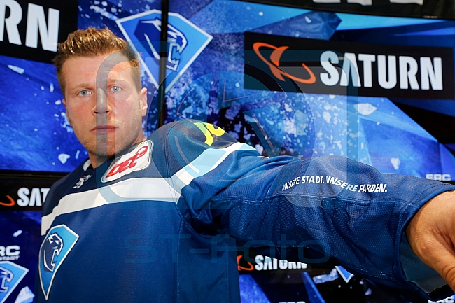 Pressekonferenz Verlaengerung und Erweiterung des Sponsoringvertrages der Media-Saturn, Trikotvorstellung für die kommende Saison 2016/2017