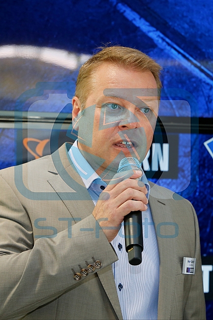 Pressekonferenz Verlaengerung und Erweiterung des Sponsoringvertrages der Media-Saturn, Trikotvorstellung für die kommende Saison 2016/2017