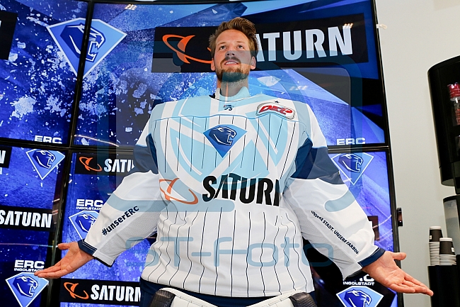 Pressekonferenz Verlaengerung und Erweiterung des Sponsoringvertrages der Media-Saturn, Trikotvorstellung für die kommende Saison 2016/2017