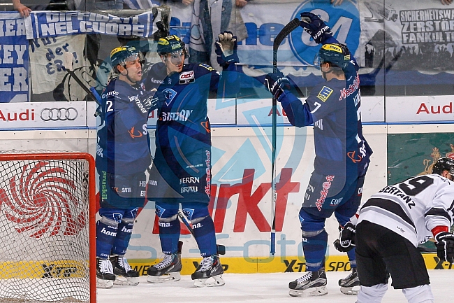 ERC Ingolstadt vs Thomas Sabo Ice Tigers, Eishockey, DEL, Deutsche Eishockey Liga, Spieltag 32, 30.12.2015 Foto: Oliver Strisch / st-foto.de