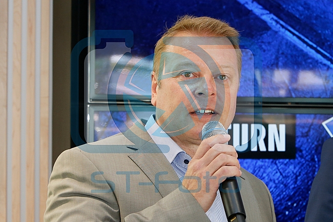 Pressekonferenz Verlaengerung und Erweiterung des Sponsoringvertrages der Media-Saturn, Trikotvorstellung für die kommende Saison 2016/2017