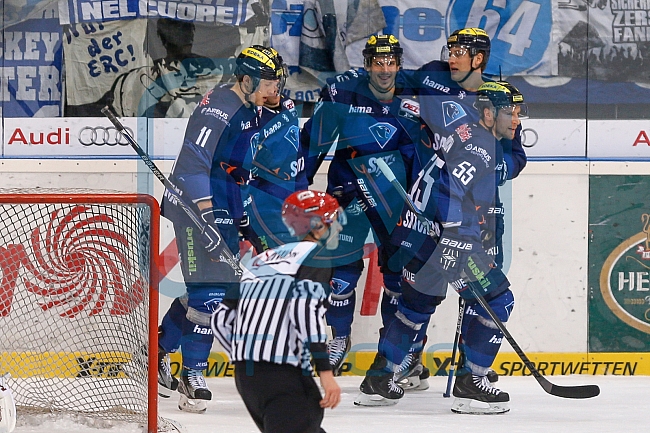 ERC Ingolstadt vs Thomas Sabo Ice Tigers, Eishockey, DEL, Deutsche Eishockey Liga, Spieltag 32, 30.12.2015 Foto: Oliver Strisch / st-foto.de
