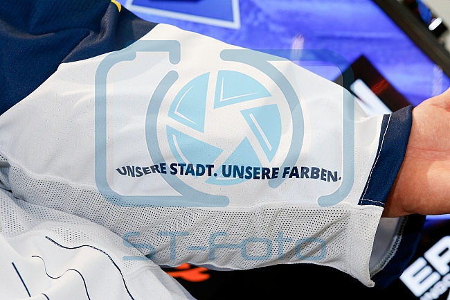 Pressekonferenz Verlaengerung und Erweiterung des Sponsoringvertrages der Media-Saturn, Trikotvorstellung für die kommende Saison 2016/2017