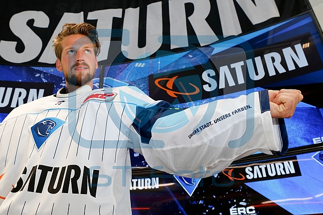 Pressekonferenz Verlaengerung und Erweiterung des Sponsoringvertrages der Media-Saturn, Trikotvorstellung für die kommende Saison 2016/2017
