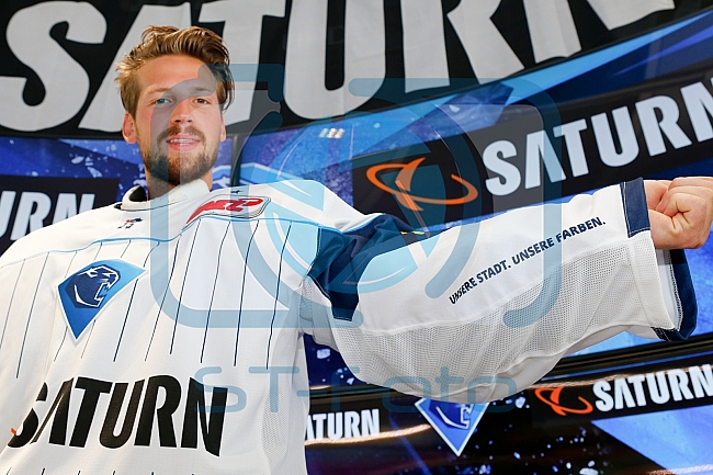 Pressekonferenz Verlaengerung und Erweiterung des Sponsoringvertrages der Media-Saturn, Trikotvorstellung für die kommende Saison 2016/2017