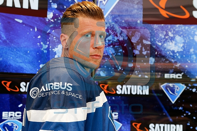 Pressekonferenz Verlaengerung und Erweiterung des Sponsoringvertrages der Media-Saturn, Trikotvorstellung für die kommende Saison 2016/2017