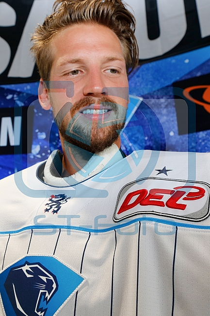 Pressekonferenz Verlaengerung und Erweiterung des Sponsoringvertrages der Media-Saturn, Trikotvorstellung für die kommende Saison 2016/2017