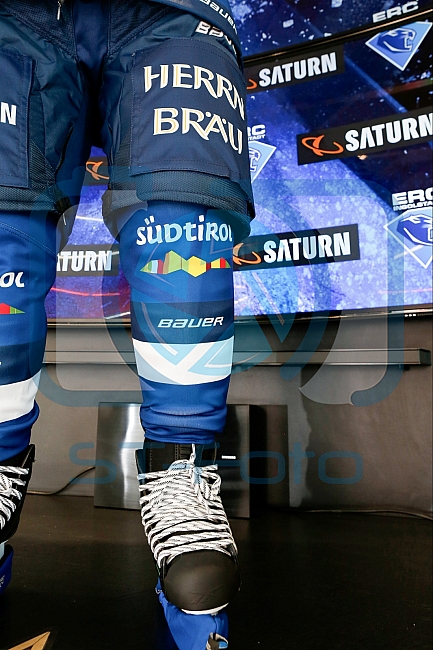 Pressekonferenz Verlaengerung und Erweiterung des Sponsoringvertrages der Media-Saturn, Trikotvorstellung für die kommende Saison 2016/2017