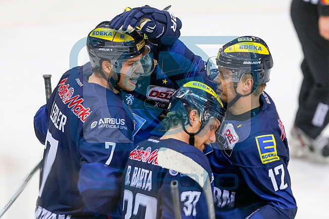 ERC Ingolstadt vs Thomas Sabo Ice Tigers, Eishockey, DEL, Deutsche Eishockey Liga, Spieltag 32, 30.12.2015 Foto: Oliver Strisch / st-foto.de