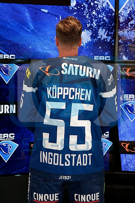 Pressekonferenz Verlaengerung und Erweiterung des Sponsoringvertrages der Media-Saturn, Trikotvorstellung für die kommende Saison 2016/2017