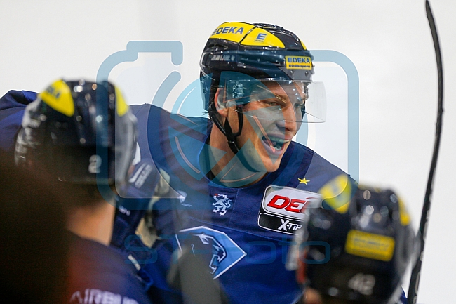 ERC Ingolstadt vs Thomas Sabo Ice Tigers, Eishockey, DEL, Deutsche Eishockey Liga, Spieltag 32, 30.12.2015 Foto: Oliver Strisch / st-foto.de