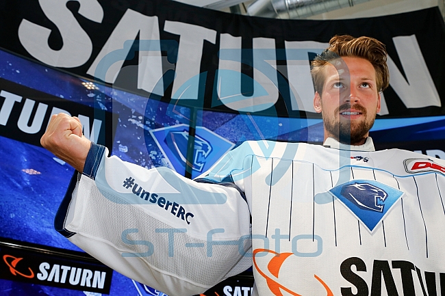 Pressekonferenz Verlaengerung und Erweiterung des Sponsoringvertrages der Media-Saturn, Trikotvorstellung für die kommende Saison 2016/2017