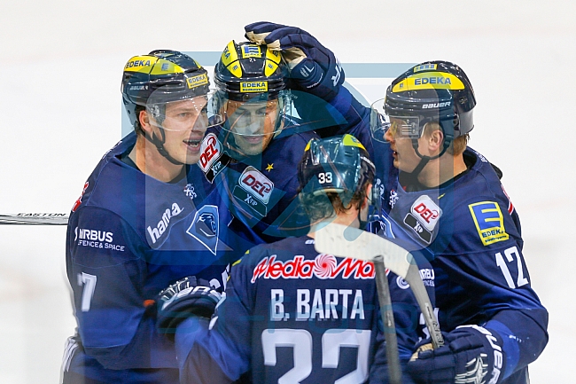 ERC Ingolstadt vs Thomas Sabo Ice Tigers, Eishockey, DEL, Deutsche Eishockey Liga, Spieltag 32, 30.12.2015 Foto: Oliver Strisch / st-foto.de