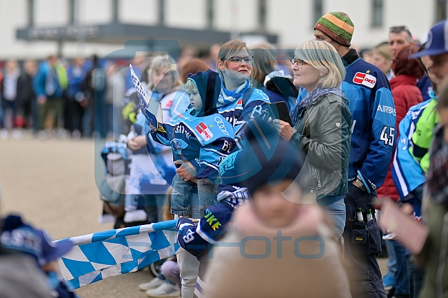 Eishockey, Herren, DEL, Saison 2022-2023, Playoff-Finale - Spiel 1, ERC Ingolstadt - Abfahrt vor Finalspiel 1, 14.04.2023