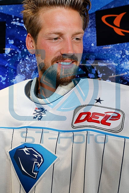 Pressekonferenz Verlaengerung und Erweiterung des Sponsoringvertrages der Media-Saturn, Trikotvorstellung für die kommende Saison 2016/2017