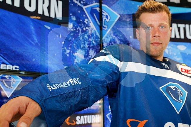 Pressekonferenz Verlaengerung und Erweiterung des Sponsoringvertrages der Media-Saturn, Trikotvorstellung für die kommende Saison 2016/2017