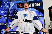 Pressekonferenz Verlaengerung und Erweiterung des Sponsoringvertrages der Media-Saturn, Trikotvorstellung für die kommende Saison 2016/2017