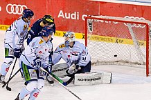 ERC Ingolstadt - Straubing Tigers, Eishockey, DEL, Deutsche Eishockey Liga, Spieltag 29, 22.12.2015, Foto: Oliver Strisch/st-foto.de

