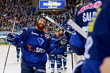 ERC Ingolstadt - Straubing Tigers, Eishockey, DEL, Deutsche Eishockey Liga, Spieltag 29, 22.12.2015, Foto: Oliver Strisch/st-foto.de